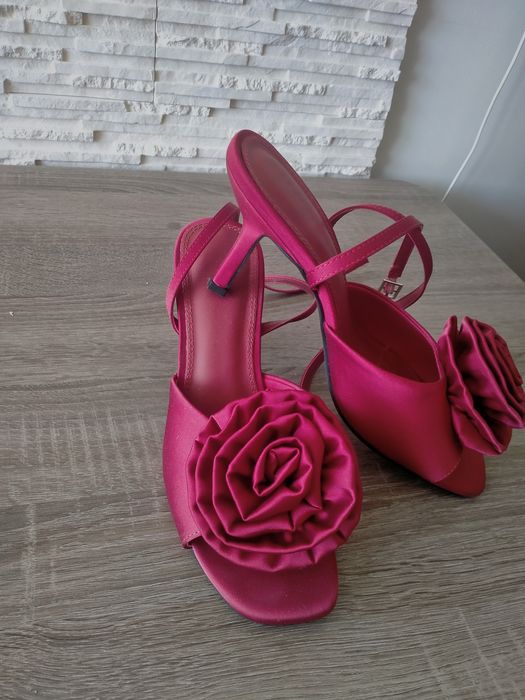 Buty na obcasie mohito czerwone z różą