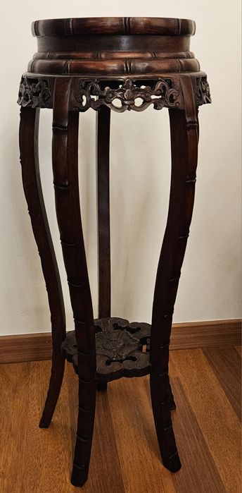 Mesa de pedestal com tampo de mármore para suporte de vaso/candeeiro.