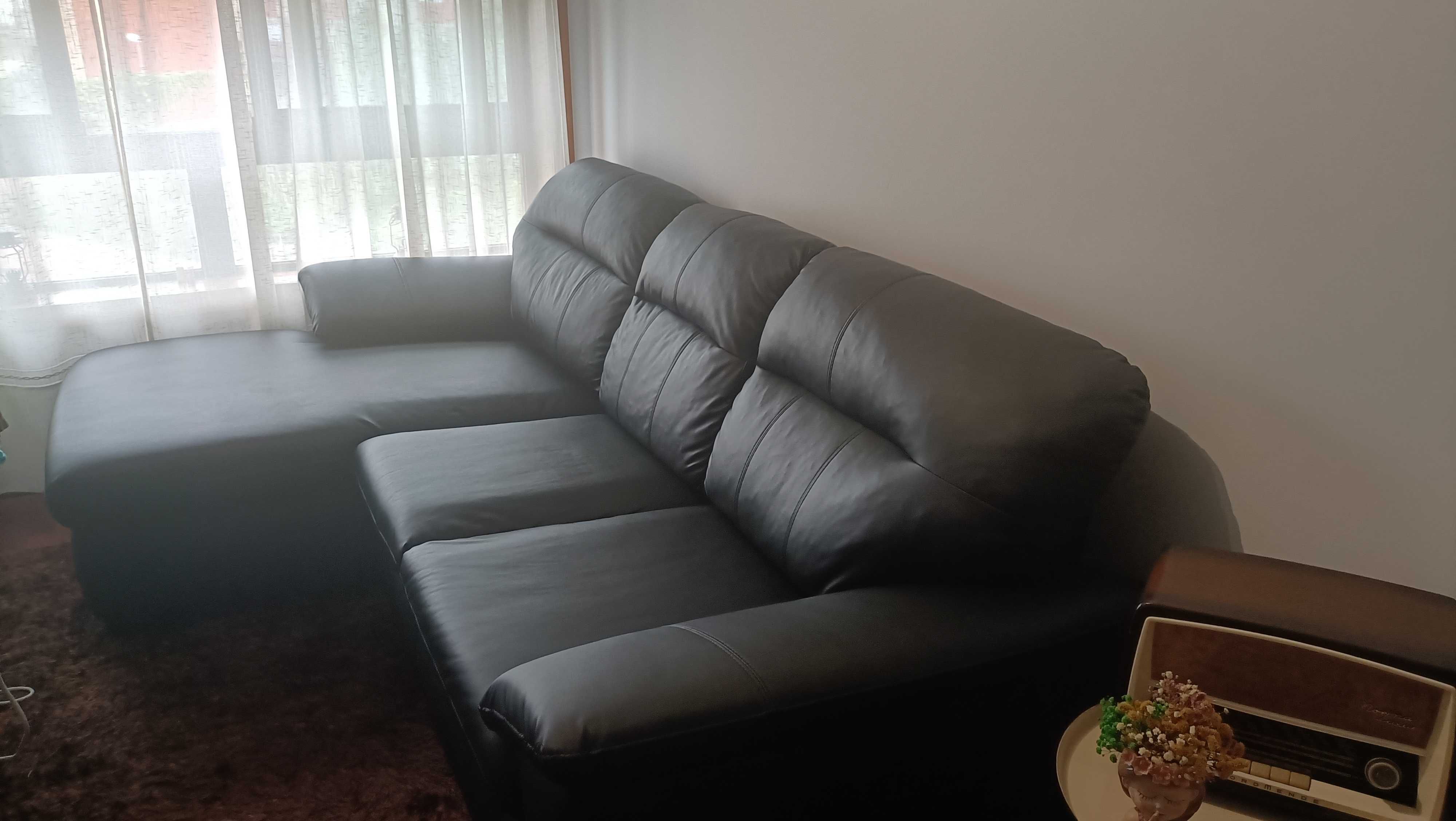 Sofá preto pele IKEA com chaise longue como novo.