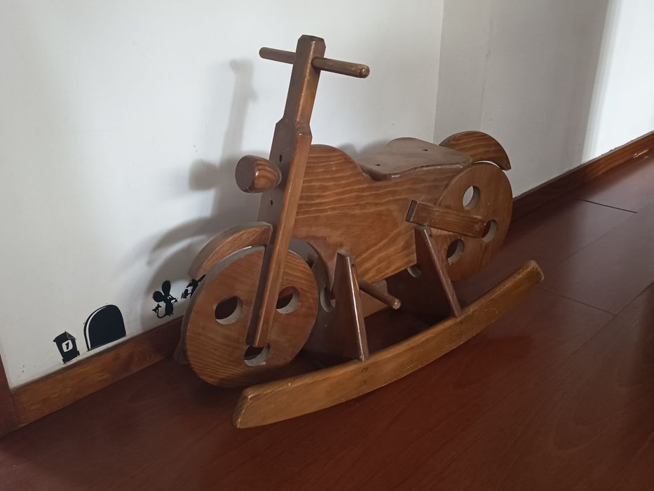 Mota baloiço de madeira.