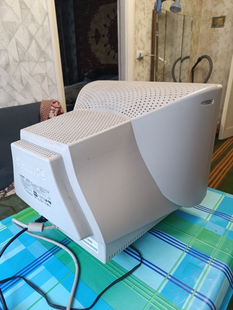 Монитор Philips.  Старого образца.