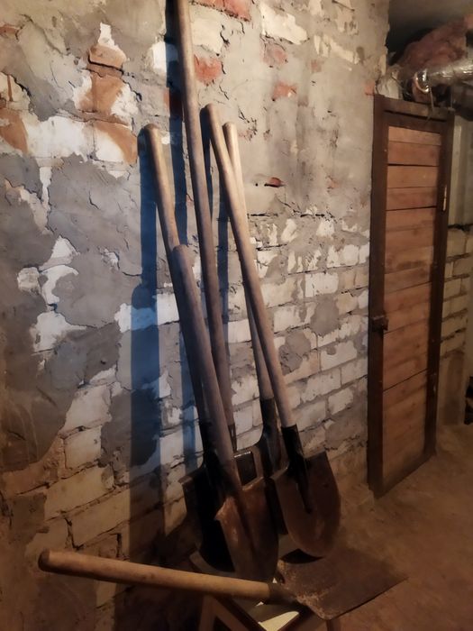 Лопаты, вёдра, дрель, черенки ,плоскорез Фокина , огнеупорная ткань .