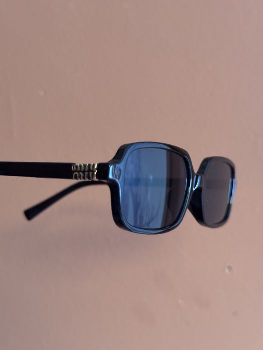Oculos de sol retangulares pretos miu miu