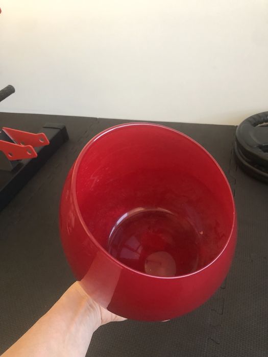 Czerwony szklany wazon, ozdobny flakon z Agata Meble