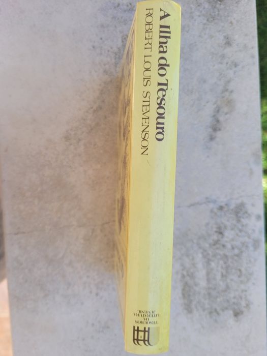 Livro juvenil "A Ilha do Tesouro"