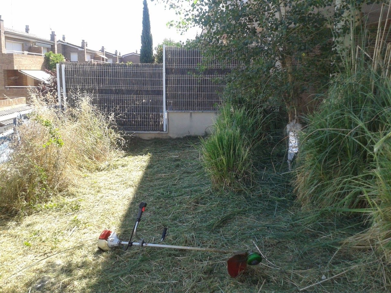 Limpeza terrenos, relva natural e sintética,montagem piscinas, liners