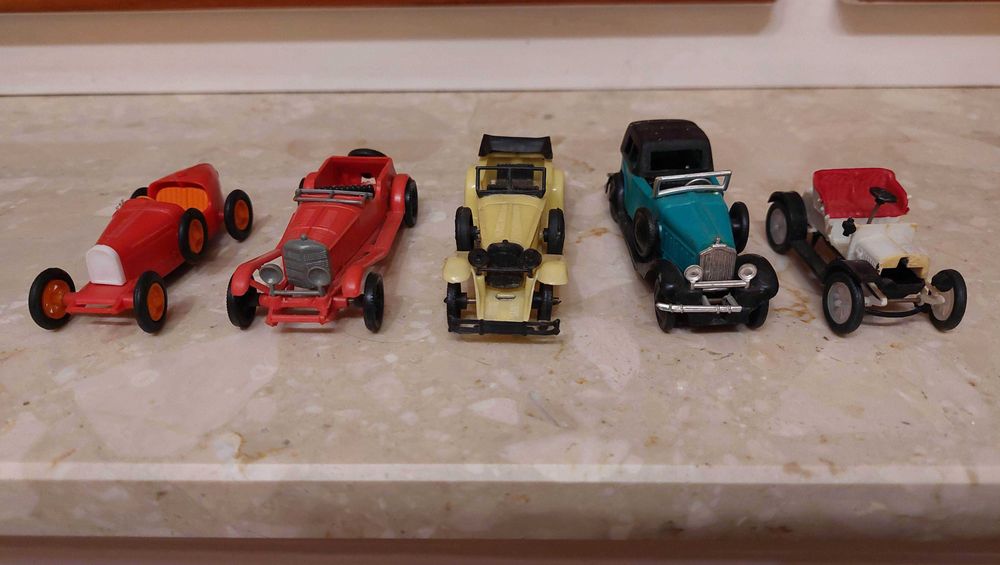 Modele starych samochodów, autka plastikowe z czasów PRL