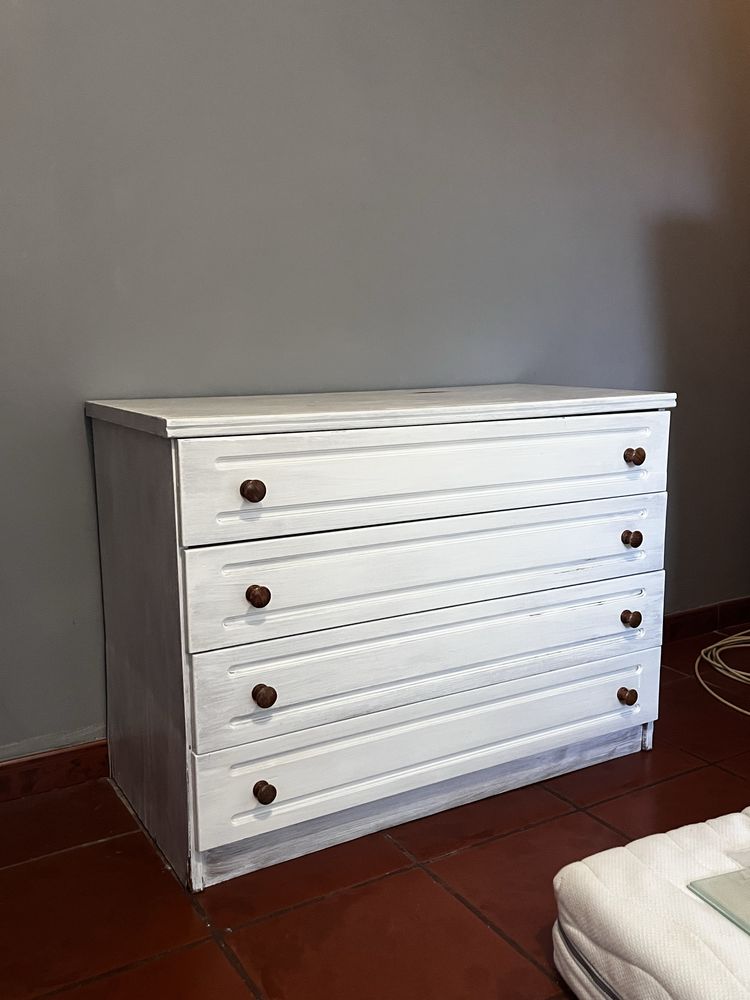 cómoda branca pintada