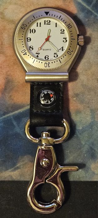 Zegarek przypinany Croton z kompasem