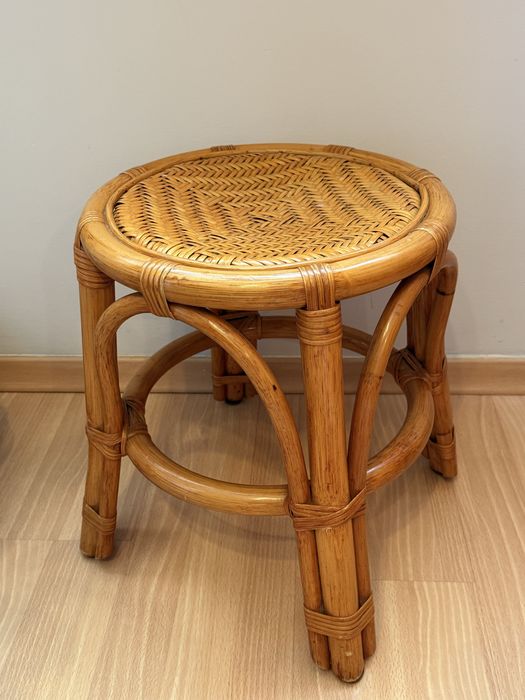 rattanowy stołek taboret