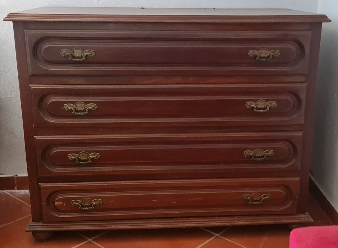 Várias mobílias de quarto em madeira maciça