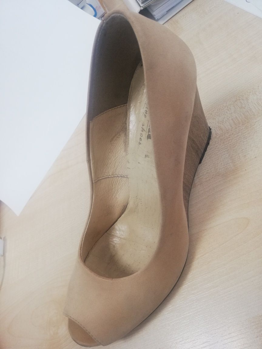 Eleganckie i wygodne buty na koturnie z odkrytym palcem 37