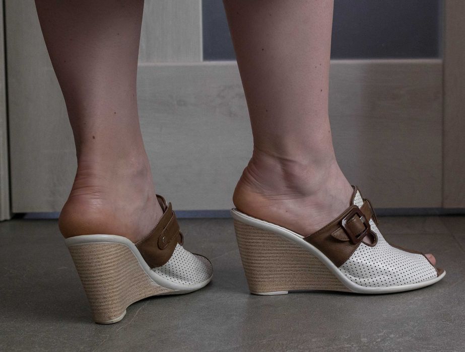 Босоніжки на танкетці. 38р. натур. Шкіра.