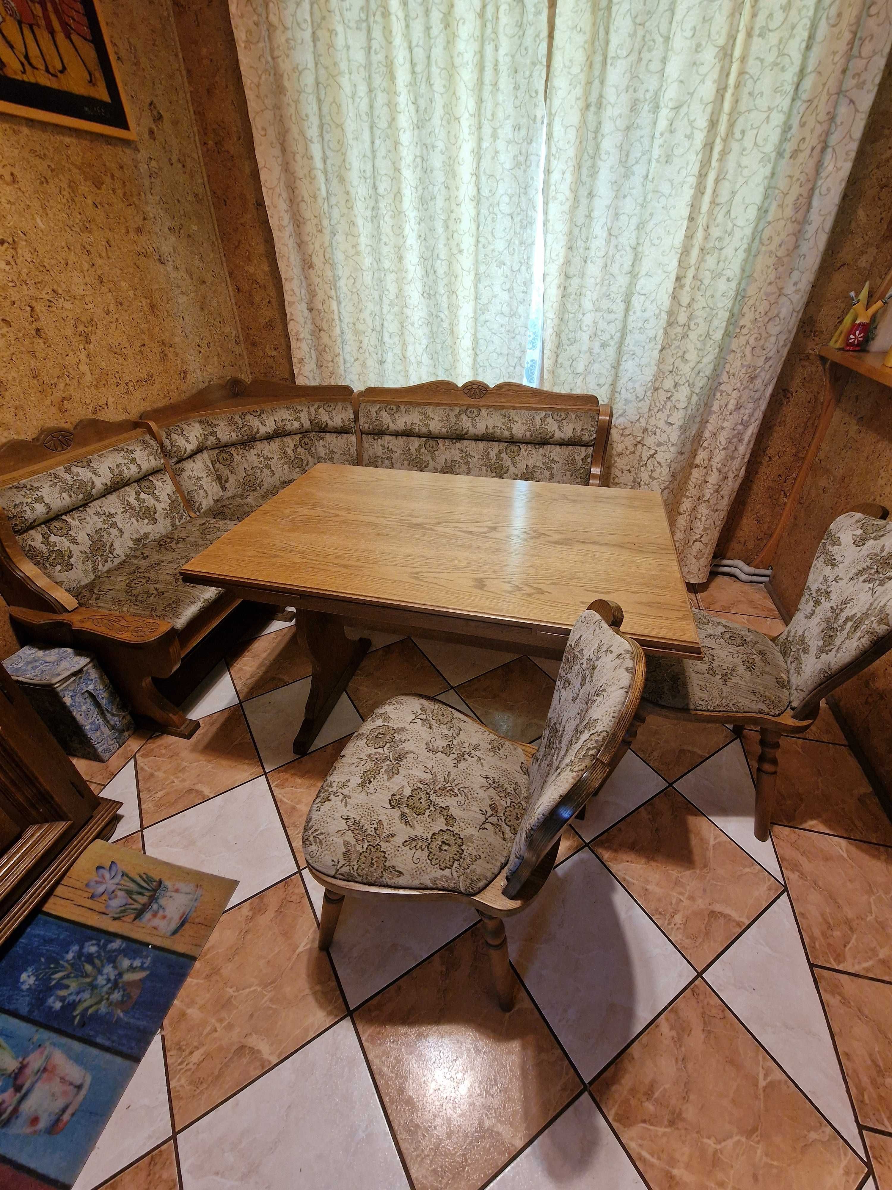 narożnik do jadalni ze stołem i krzesłami