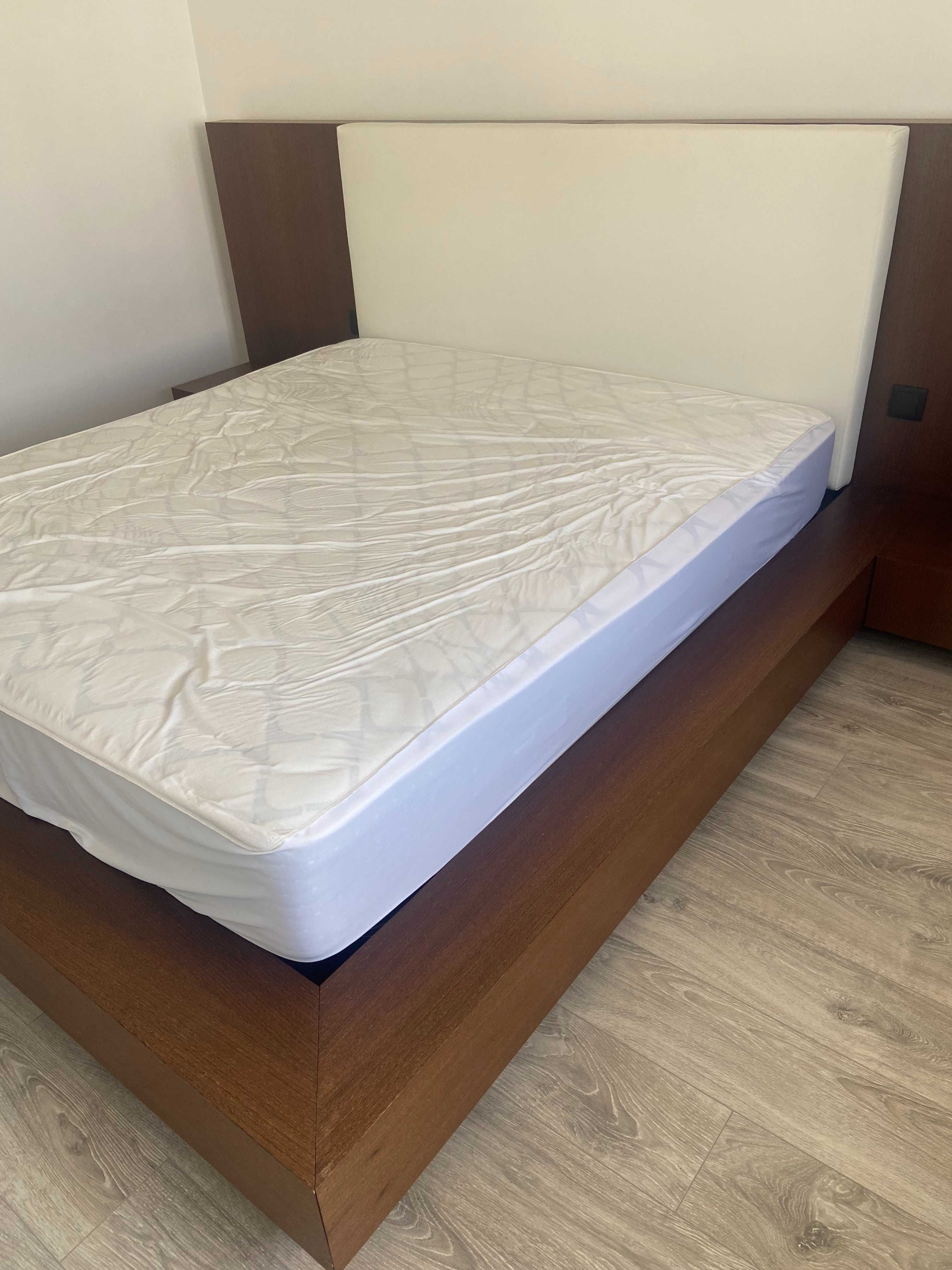 Cama sem colchão com mesas de cabeceira incorporadas