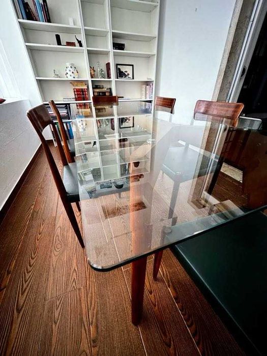 Mesa com tampo de vidro e pés de madeira maciça - AM.PM