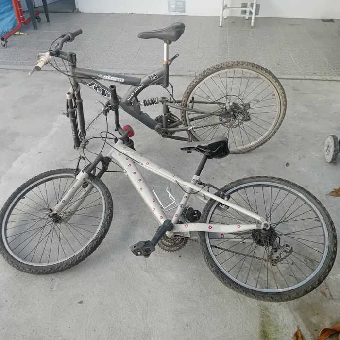 Vendo duas bicicletas para reparar ou peças uma nao tem uma roda