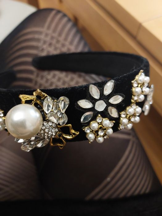 Piękna ozdobna opaska do włosów na głowę