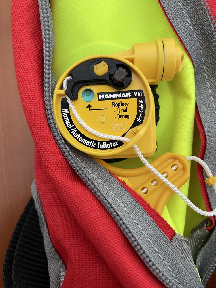 Colete hidrostático com linha de vida.