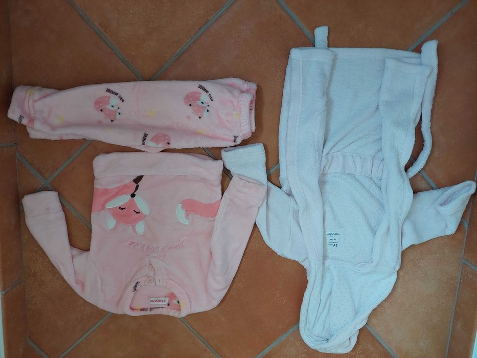 Várias peças de roupa de menina entre os 12 e os 36meses