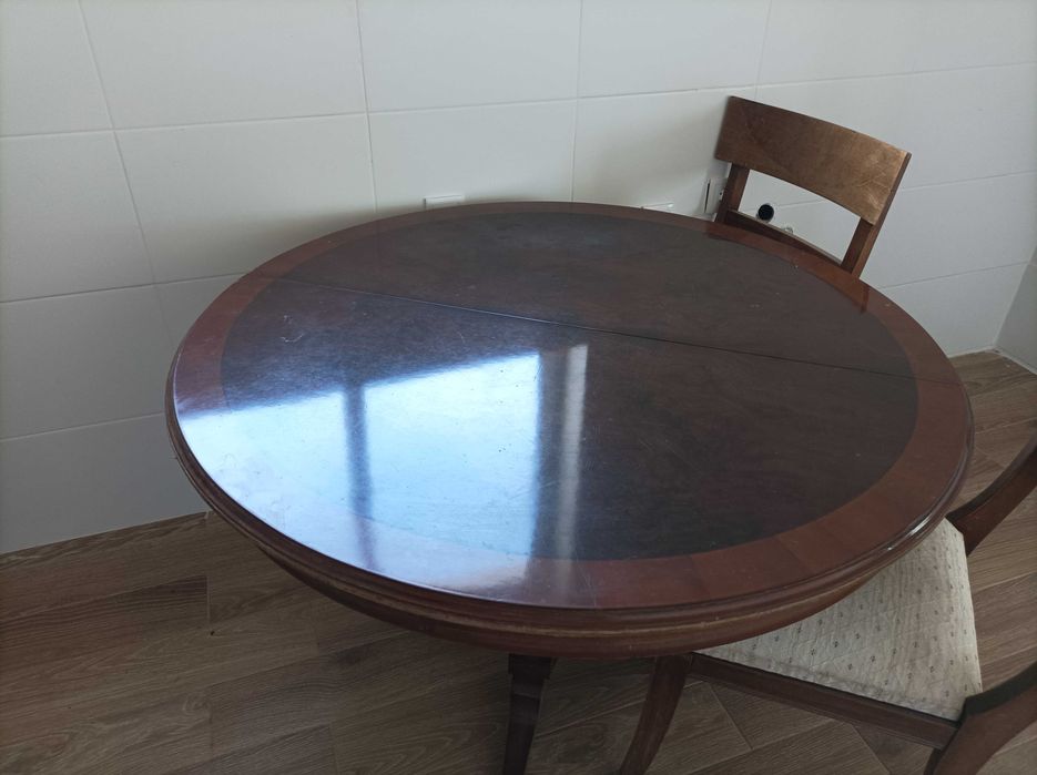 Mesa de jantar em Mogno com 6 cadeiras