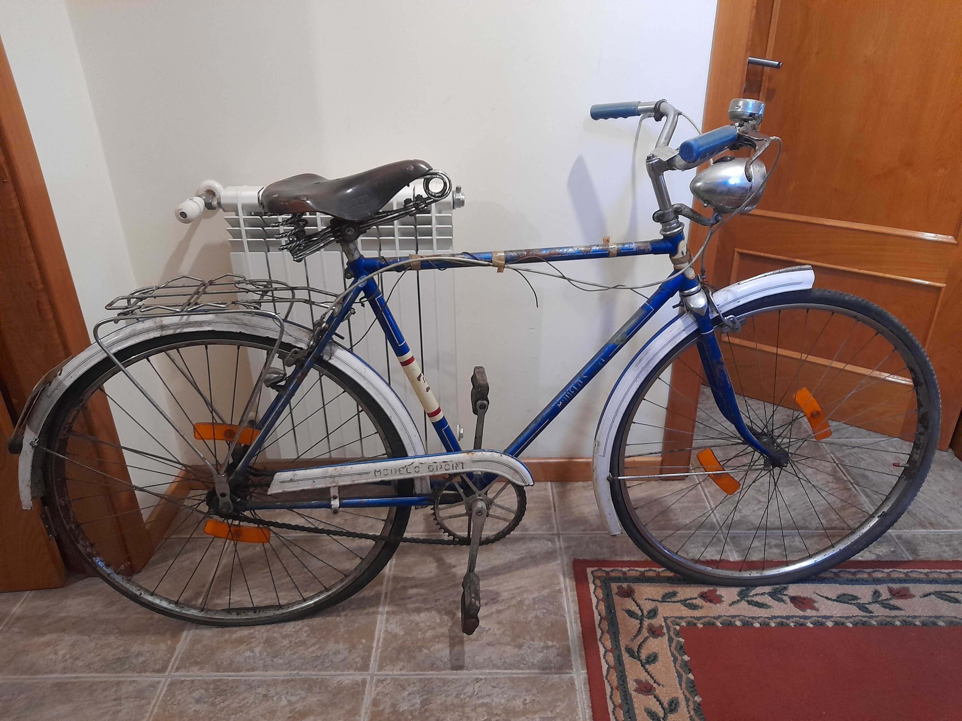 Bicicletas pasteleira antiga e de corrida