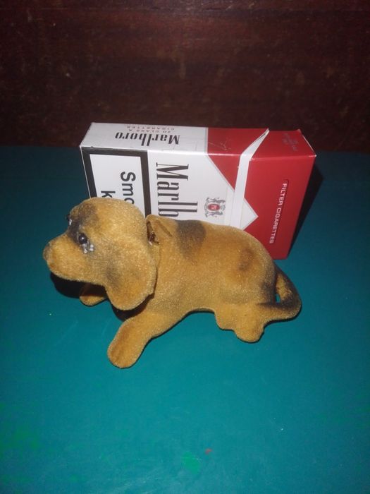 Собачка головой качает