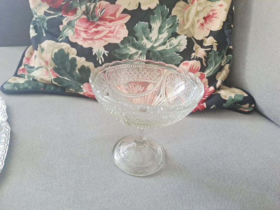 Kieliszki, karafka, cukiernica, popielnica i różne