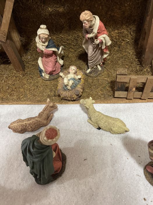 Presepio peças em marfinite e casa em madeira