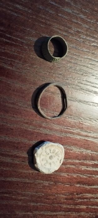 Średniowieczne dwa pierścienie z brązu, carska plomba z Rosji, moneta