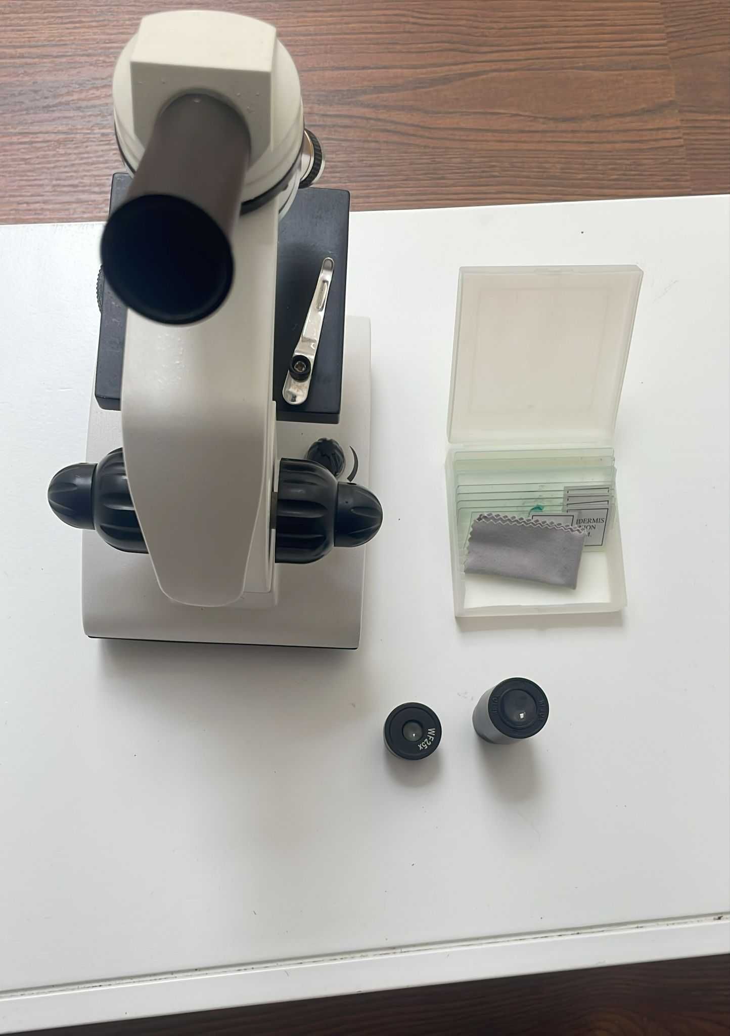 Microscópio para laboratório escolar