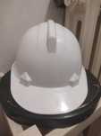 kask budowlany nieuszkodzony