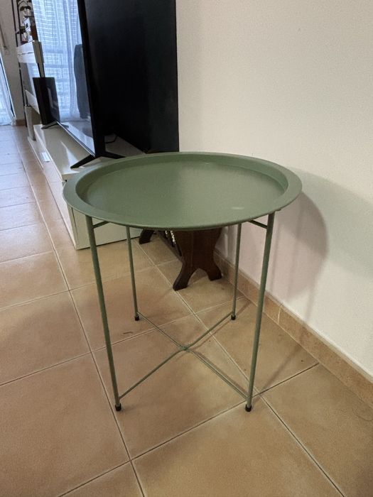 mesa de apoiso redonda em metal verde