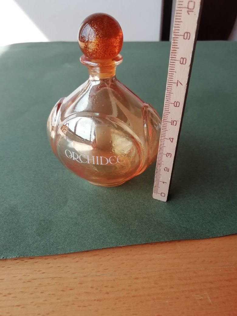 Conjunto de frascos de perfume antigos vazios.