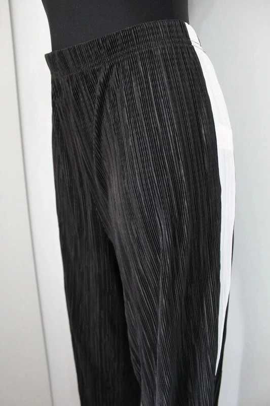 Plisowane spodnie firma Primark rozmiar z metki 44