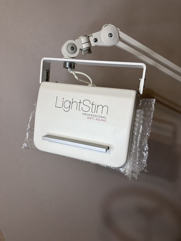 Продам косметологічну лампу LightStim Prof