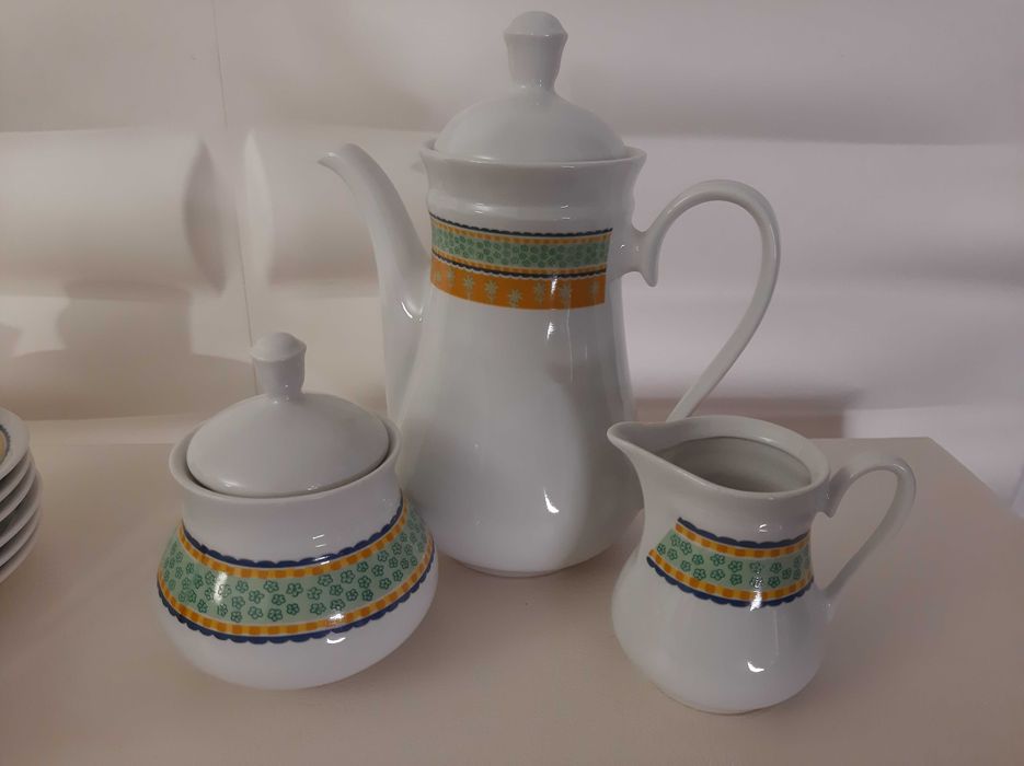 Serviço de café moderno com bule, açucareiro, leiteira e 6 chávenas