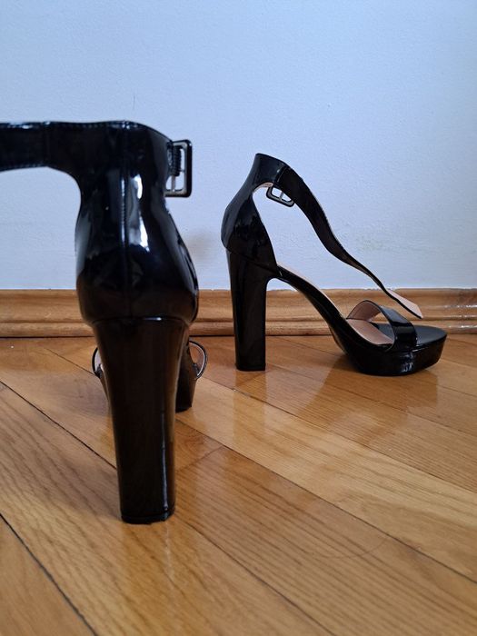 Босоніжки чорні каблуку