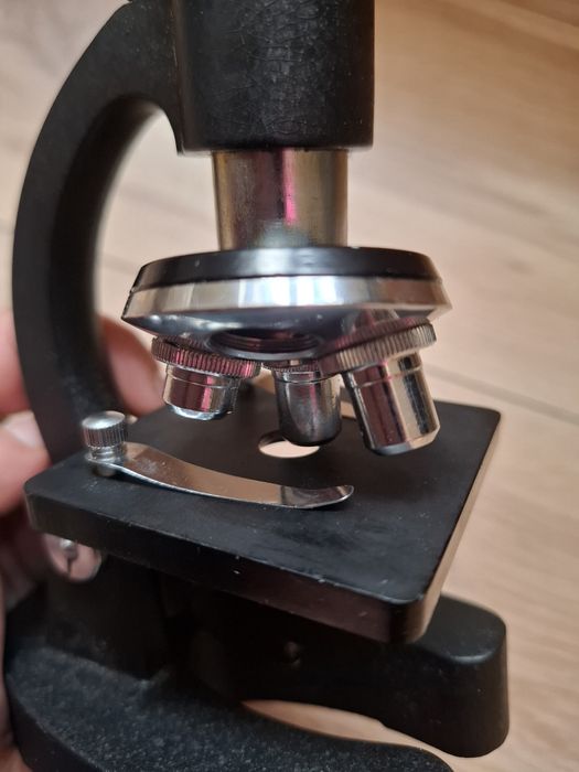 Mikroskop naukowy vintage uszkodzony