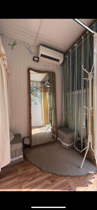 Дзеркало, штори, пуфіки 2, килимок 2, примірочна