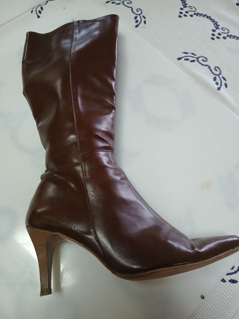 Bota em pele castanhas novas sem uso