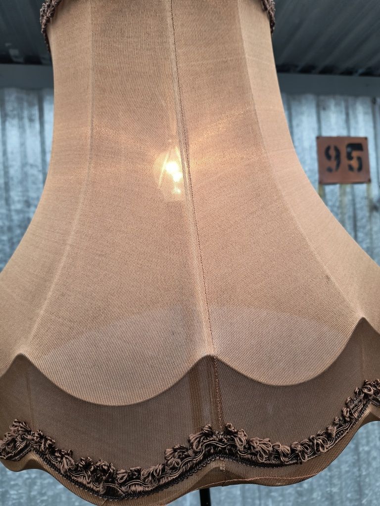 Stara lampa że stolikiem PRL