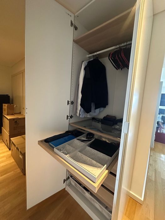 Guarda-roupa IKEA branco com espelhos – funcional e elegante