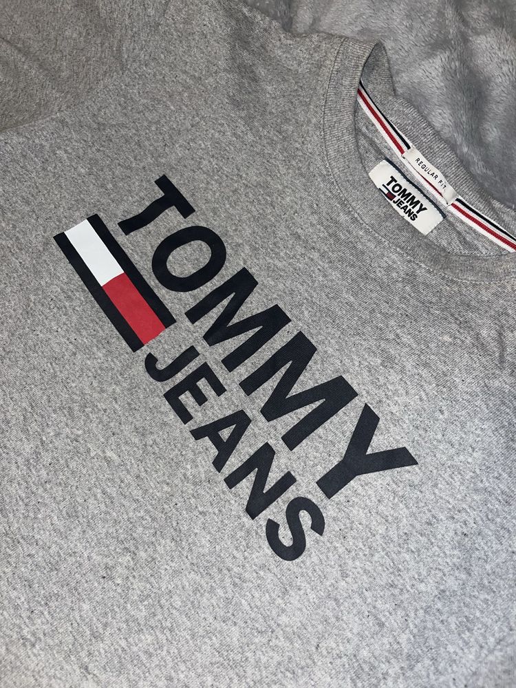 szara koszulka tommy jeans