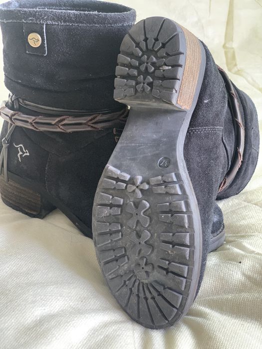 Botas Pretas de camurca salto baixo/médio