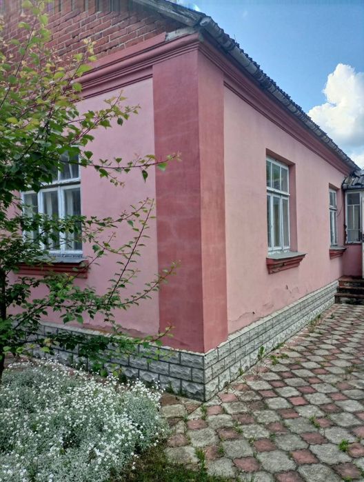 * Продаж будинку з великим потенціалом у спокійному місці!