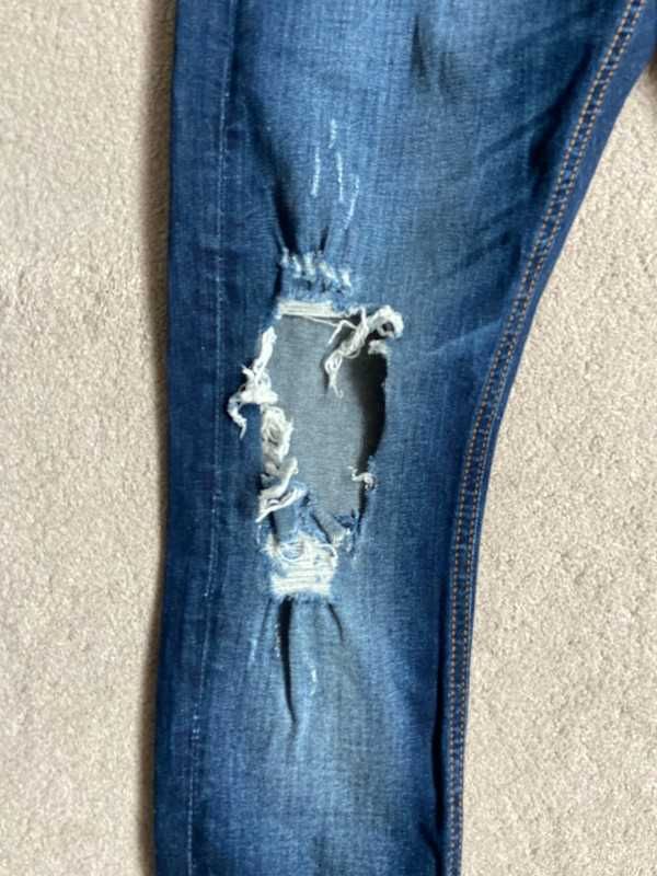 Jeansy skinny z przetarciami męskie Cropp W28