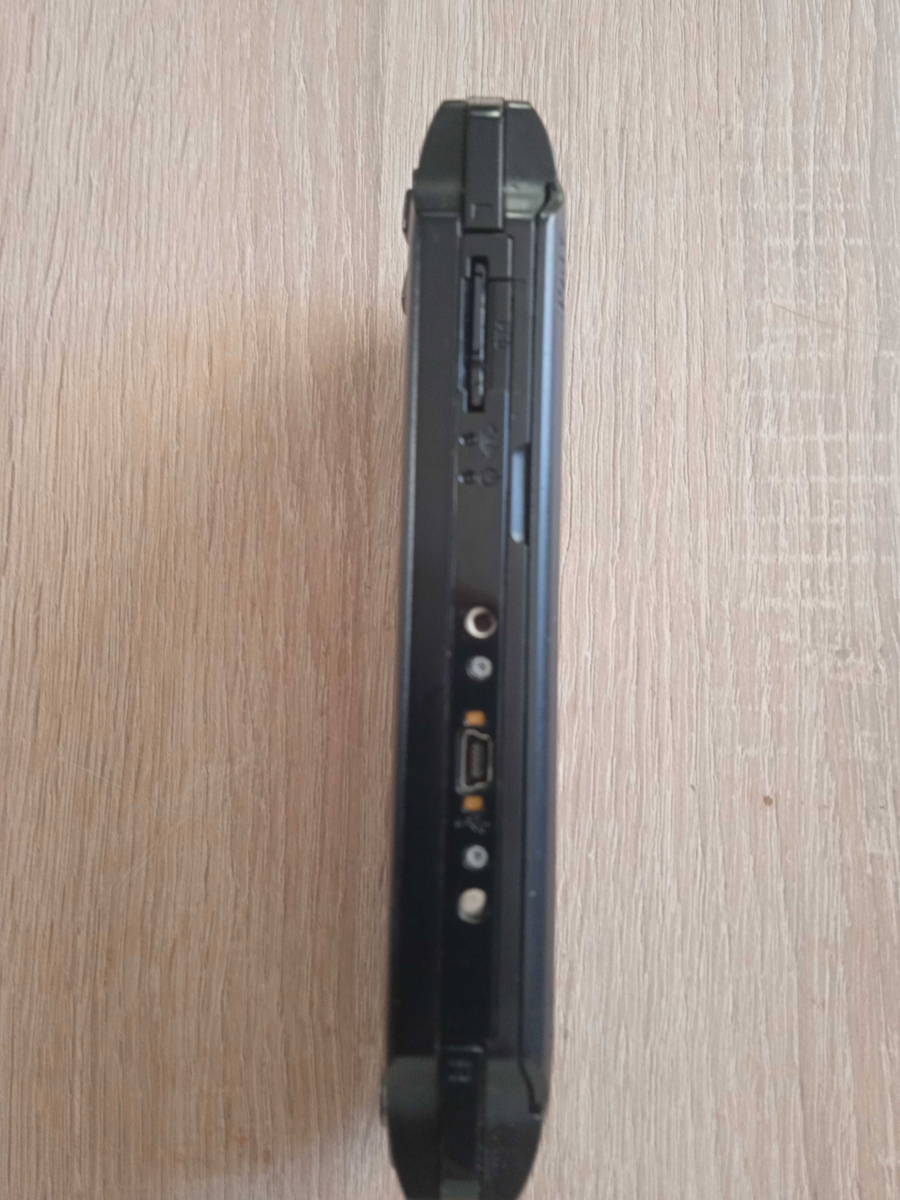 Продам игровую приставку PSP E-1004.