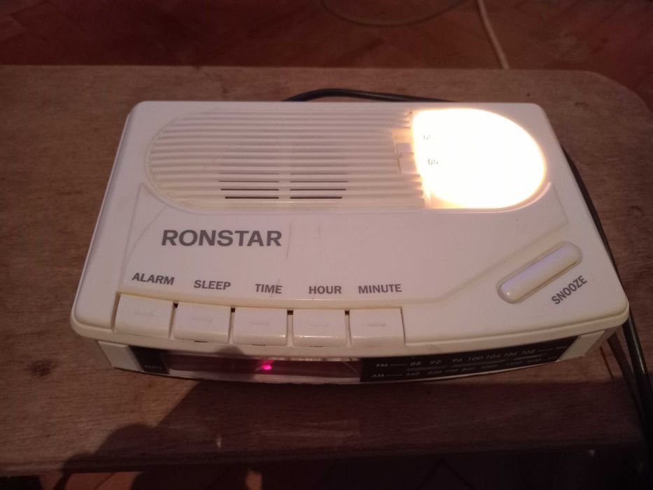 Продам годинник/світильник/радіоприймач Ronstar.