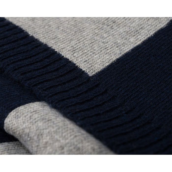 modny szal na zimę o minimalistycznym wzorze - peterson